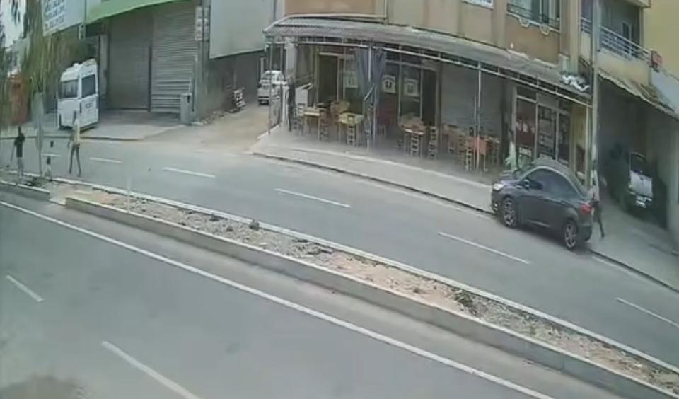 ADANA'DA TRAFİK KAZASINDA İNANILMAZ KURTULUŞ BİR MOTOSİKLETİN DİĞERİNE ÇARPTIĞI VE 2'Sİ AĞIR 3 KİŞİNİN YARALANDIĞI KAZA ANI SANİYE SANİYE GÖRÜNTÜLENİRKEN, ÇOCUK İNANILMAZ BİR ŞEKİLDE KAZA SONRASI AYAKTA KALDI