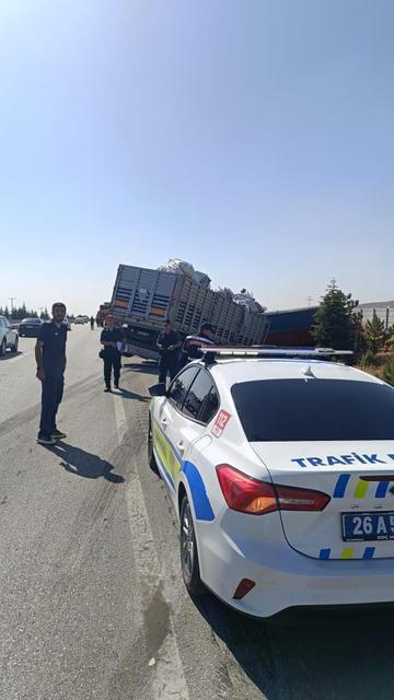 Tır kamyonete arkadan çarptı, 1 yaralı