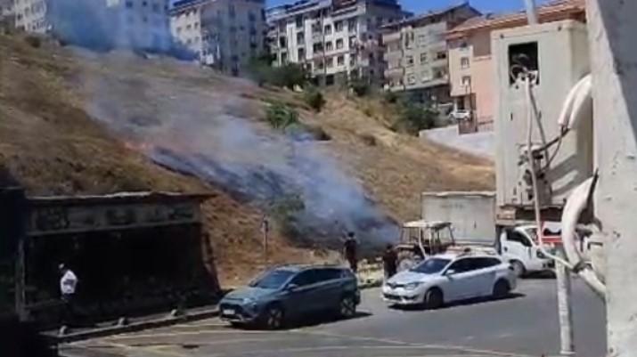SULTANGAZİ'DE BOŞ ARAZİDE ÇIKAN YANGIN PANİĞE NEDEN OLDU EVLERİN BULUNDUĞU ALANA ÇOK KISA BİR MESAFE KALA SÖNDÜRÜLDÜ