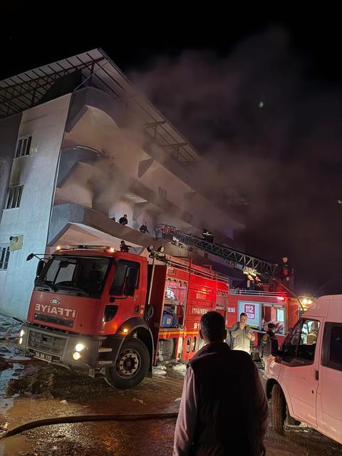 SİİRT'TE TERLİK FABRİKASINDA ÇIKAN YANGINDA 11 KİŞİ DUMANDAN ETKİLENDİ
