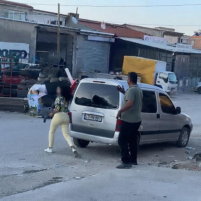 Sevgilisinin sanayi sitesindeki dükkanını basan genç kadın, çekiçle dehşet saçtı