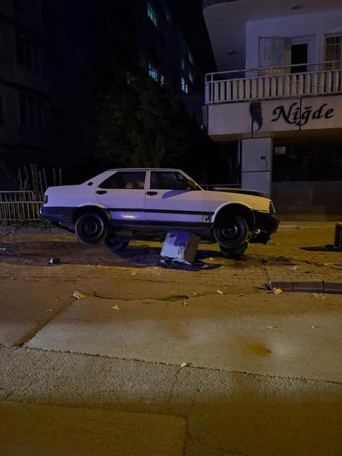Otomobil trafoya çıktı