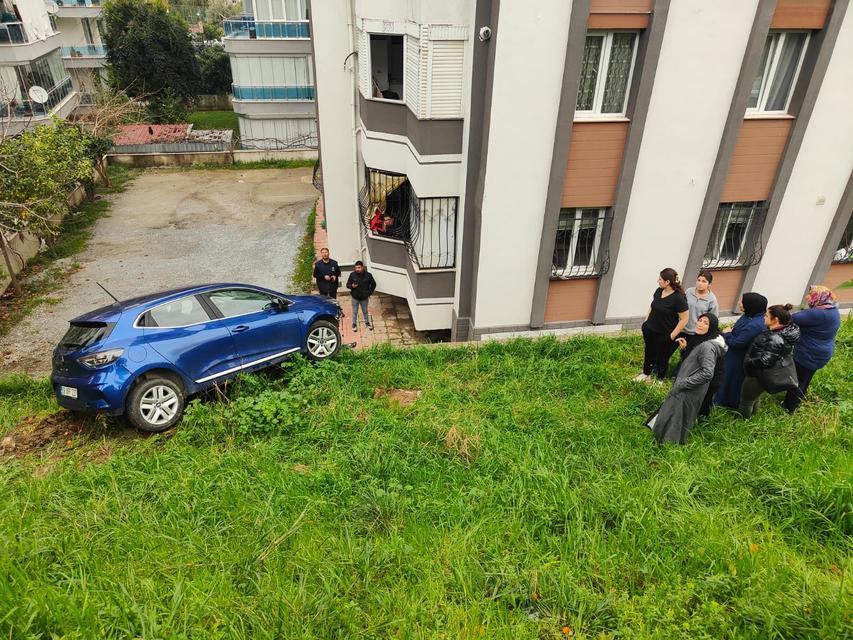 Fren yerine gaza basınca, sitenin bahçesine yuvarlandı