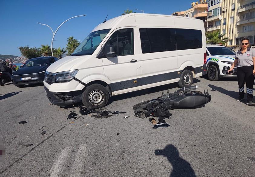 ALANYA'DA MOTOSİKLET İLE MİNİBÜS ÇARPIŞTI: ÜNİVERSİTE ÖĞRENCİSİ GENÇ KIZ HAYATINI KAYBETTİ
