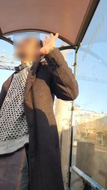 GENÇ KADIN DURAKTA TACİZCİYİ SANİYE SANİYE KAYDETTİ: "BEN HOVARDAYIM, HOVARDA" OTOBÜS DURAĞINDA GÜNDÜZ VAKTİ KABUSU YAŞADI "BANA 'HOVARDAYIM İŞTE' DEYİP KAHKAHA ATIYOR. SEVGİLİ ARADIĞINI SÖYLÜYOR, YÜZÜME BAKARAK CİNSEL ORGANIYLA OYNUYOR" "BENİM YÜZÜM, BEDENİM BİR BAŞKASININ ZEVK ARACI DEĞİL"