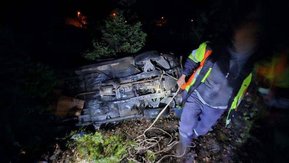 Otomobil uçuruma yuvarlandı: 1 ölü, 2 yaralı