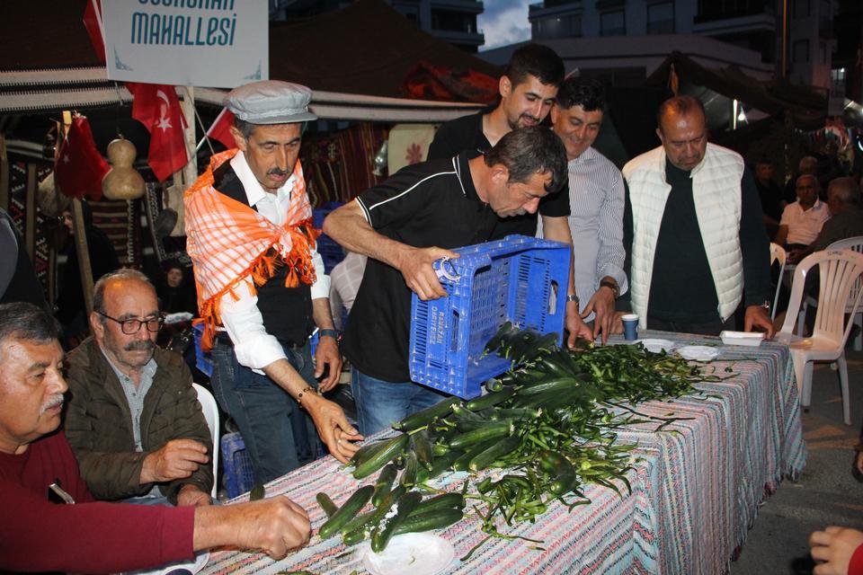 ÇOCUKLUĞUNDA YEDİĞİ SALATALIĞI UNUTAMAYAN MUHTAR 1 TON SALATALIK DAĞITTI
