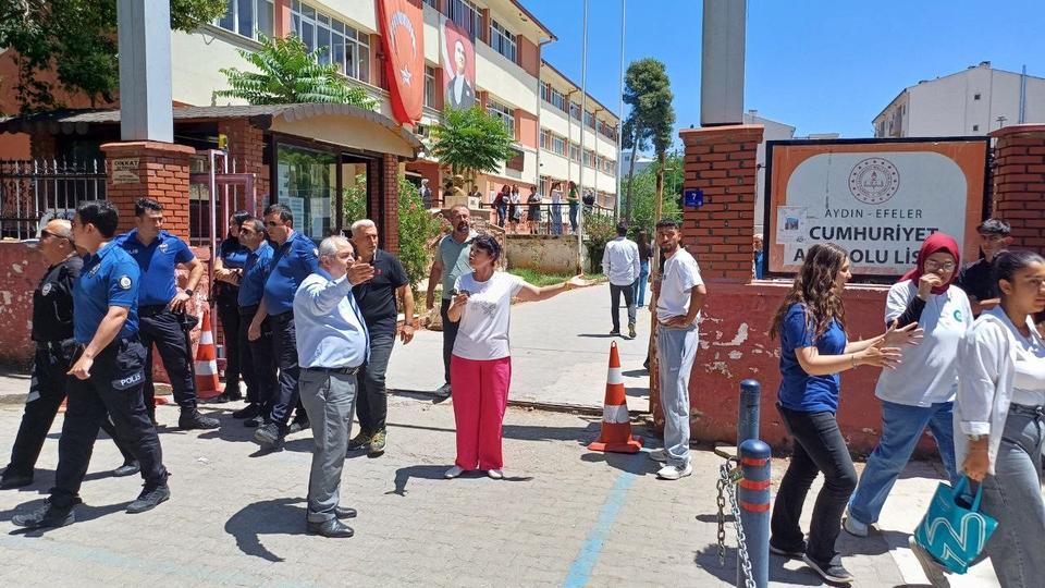 LİSE ÖNÜNDE ÖĞRETMEN VE KURYE KAVGASI YOL VERME TARTIŞMASI KAVGAYA DÖNÜŞTÜ OKUL MÜDÜRÜ ÖĞRENCİLERİ BIRAKTI GAZETECİLERLE UĞRAŞTI