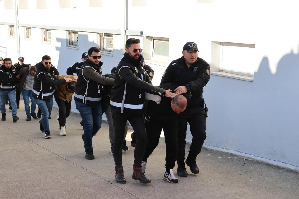 ADANA'DA ATM'DEN VE PARA SAYMA MAKİNESİNDEN GEÇEN SAHTE PARA ÜRETEN ŞEBEKE ÇÖKERTİLDİ ATM'LERE 45 BİN 800 DOLAR YATIRDIĞI ÖNE SÜRÜLEN 15 ŞÜPHELİDEN 4'Ü TUTUKLANDI 79 BİN 256 SAHTE DOLAR ELE GEÇİRİLDİ