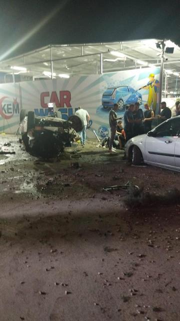 Kontrolden çıkan otomobil oto yıkamacıya uçtu: 3 yaralı