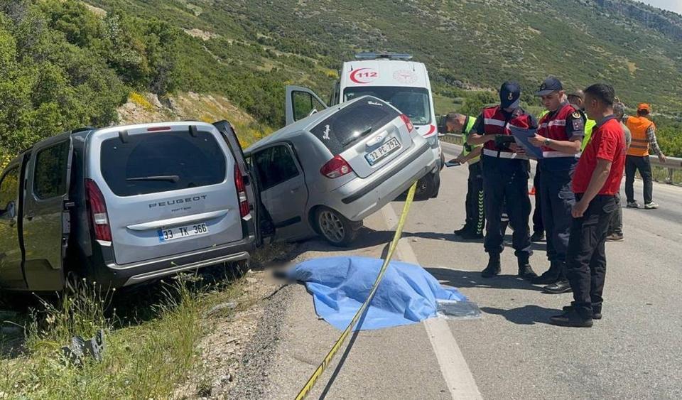 İki otomobil çarpıştı: 1 ölü, 5 yaralı