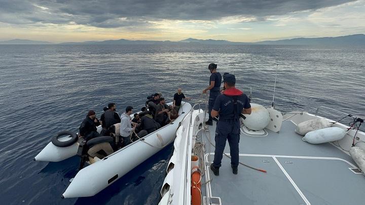 Kuşadası açıklarında sürüklenen bottaki 19 kişi son anda kurtarıldı
