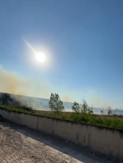 Fabrikanın yanındaki arazide korkutan yangın