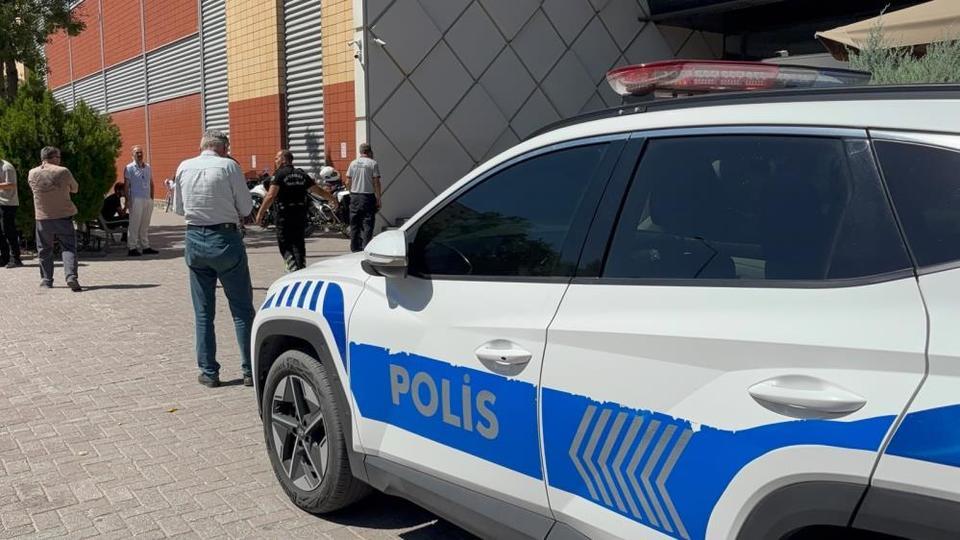 Alışveriş merkezinde bıçaklı kavga: 1 ölü