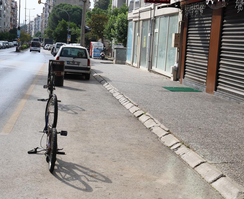 AYDIN'DAKİ TRAFİK VE OTOPARK SIKINTISININ EN ÖNEMLİ NEDENLERİNDEN BİRİ DENETİMSİZLİK ORTAMI BOŞ BULAN ESNAF, KALDIRIMDAN SONRA YOLLARI DA İŞGAL ETMEYE BAŞLADI