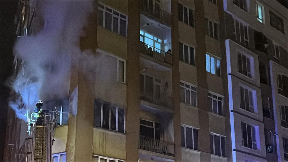 AĞZINDAKİ SİGARAYLA UYUYAKALINCA EVİ ALEV ALDI, KOMŞULARI YANGINI ÜST KATTAN İZLEDİ