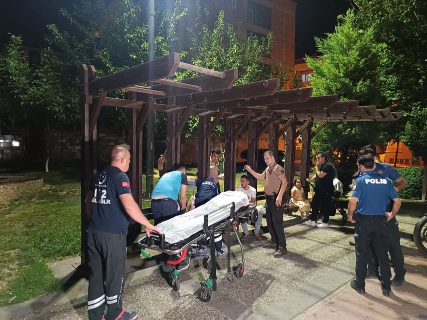 KIZLARIN KAVGASINI AYIRMAK İSTERKEN YARALANDI AİLESİYLE GİTTİĞİ PARKTA KAVGA EDEN KIZ ÇOCUKLARINI AYIRMAK İSTERKEN BIÇAKLANDI
