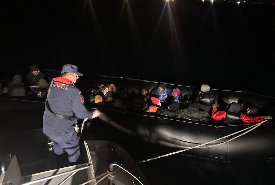 Didim açıklarında gece operasyonu: Lastik bottaki 29 kişi yakalandı