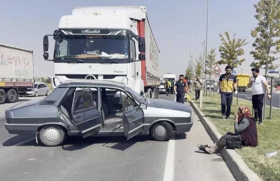 Tır otomobile çarptı: 3 yaralı