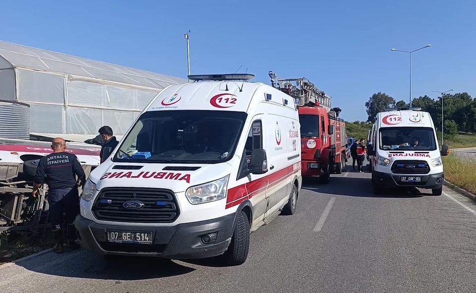 ANTALYA'DA TUR MİDİBÜSÜ DEVRİLDİ, RUS UYRUKLU 18 TURİST YARALANDI