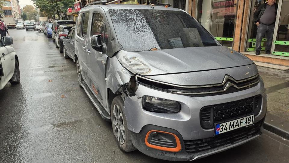 Motosikletteki 2 kişi ve kadın metrelerce savruldu