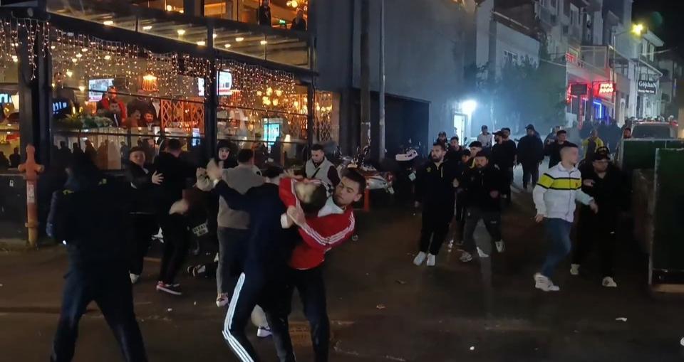 Birbirine giren taraftarlar mahalleyi savaş alanına çevirdi