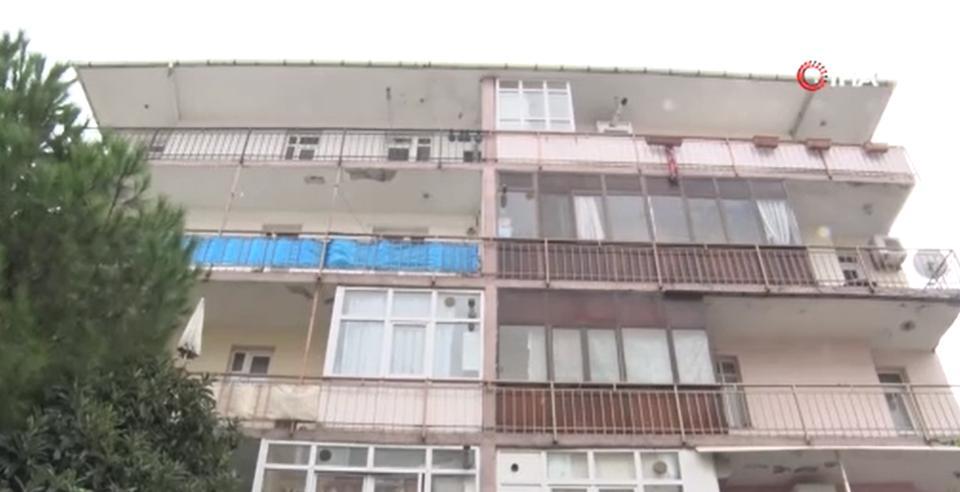 Tahliye kararı verilen 6 katlı binanın balkonu çöktü