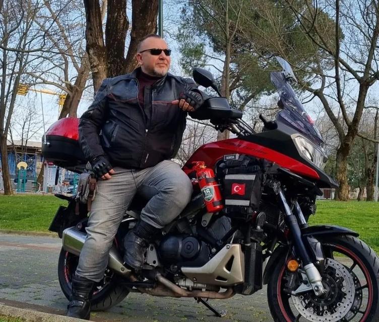 CİNAYET GİBİ KAZA KAMERADA...KARŞI ŞERİDE GEÇEN OTOMOBİL MOTOSİKLETE BÖYLE ÇARPTI: 1 ÖLÜ, 1 AĞIR YARALI ACI DETAY GÜVENLİK KAMERASINDA ÇIKTI : EŞİNİN ARKASINDAN GELİRKEN KAZAYA ŞAHİT OLDU