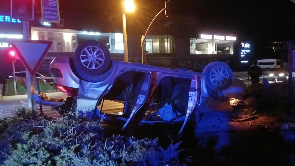 Motosiklet ile çarpışan otomobil takla attı: 1'i ağır 4 yaralı