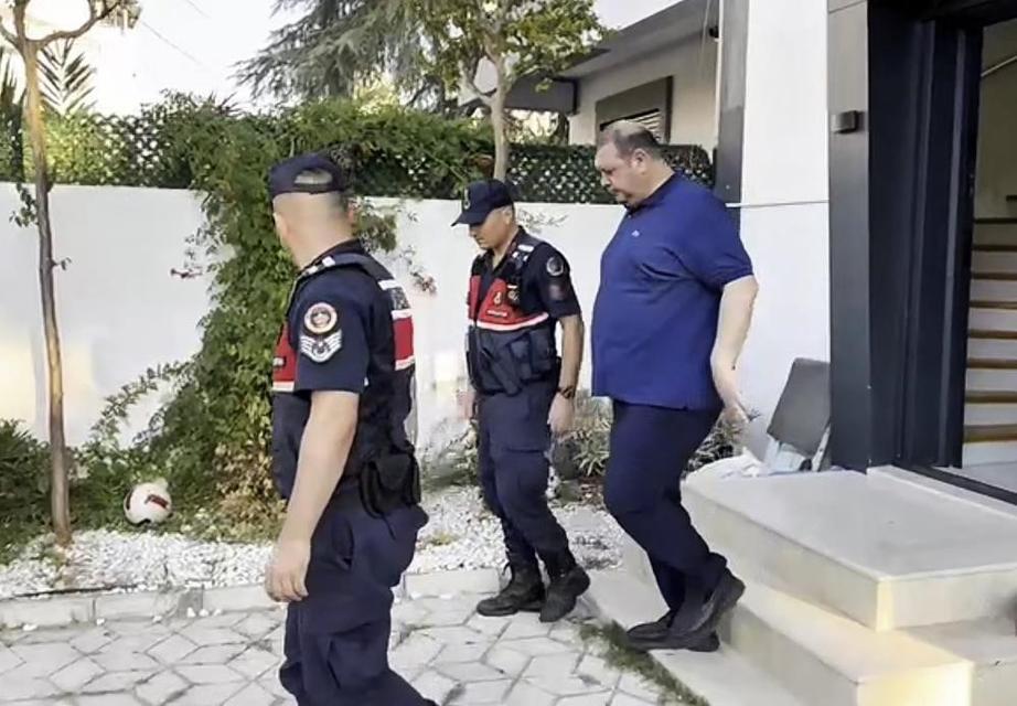 BAŞKAN İLKAY ÇİÇEK'İN MESAJLAŞTIĞI KADIN AVUKAT ÇIKTI
