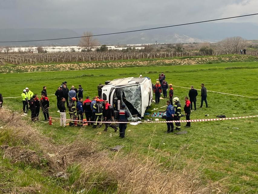 İZMİR'DEN DENİZLİ'YE TURNUVAYA GELEN ÖĞRENCİLER KAZA YAPTI: 2 ÖLÜ, 26 YARALI