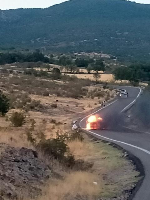 Araçta çıkan yangın tarlaya sıçradı