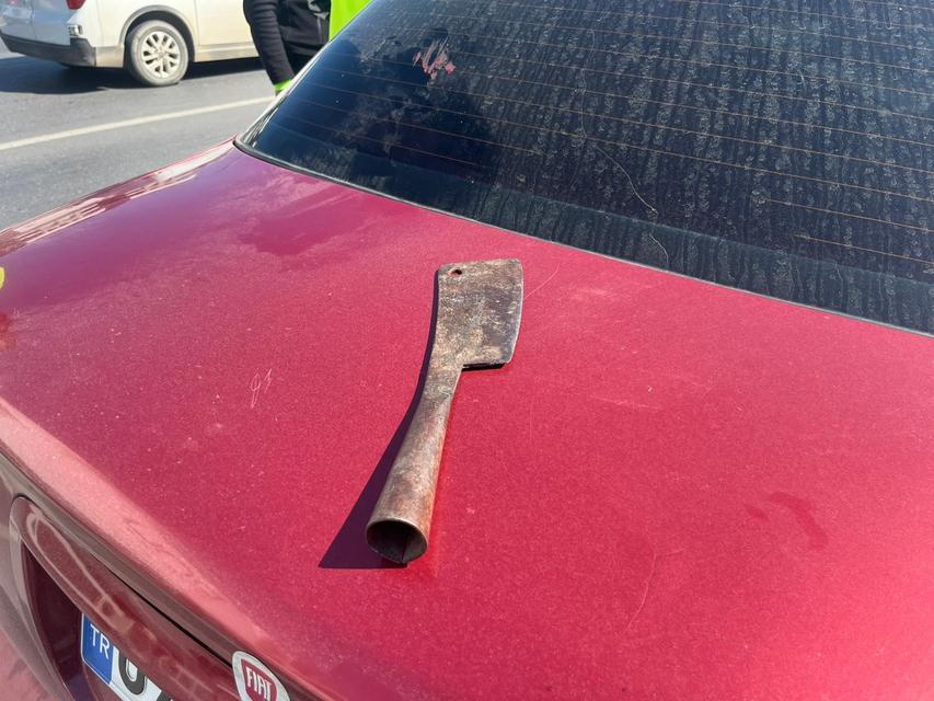 ANTALYA'DA EHLİYETSİZ SÜRÜCÜ ORTALIĞI BİRBİRİNE KATTI: 357 BİN LİRA CEZA YEDİ POLİSİN 'DUR' İHTARINA UYMAYIP 10 KİLOMETRE KOVALAMACAYLA YAKALANAN SÜRÜCÜ, BİR BAŞKA ARACA DA ÇARPIP ZARAR VERDİ