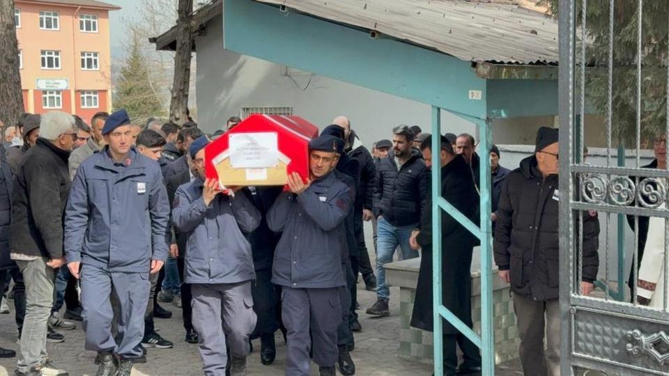 Beylik tabancasıyla canına kıyan askeri personel toprağa verildi