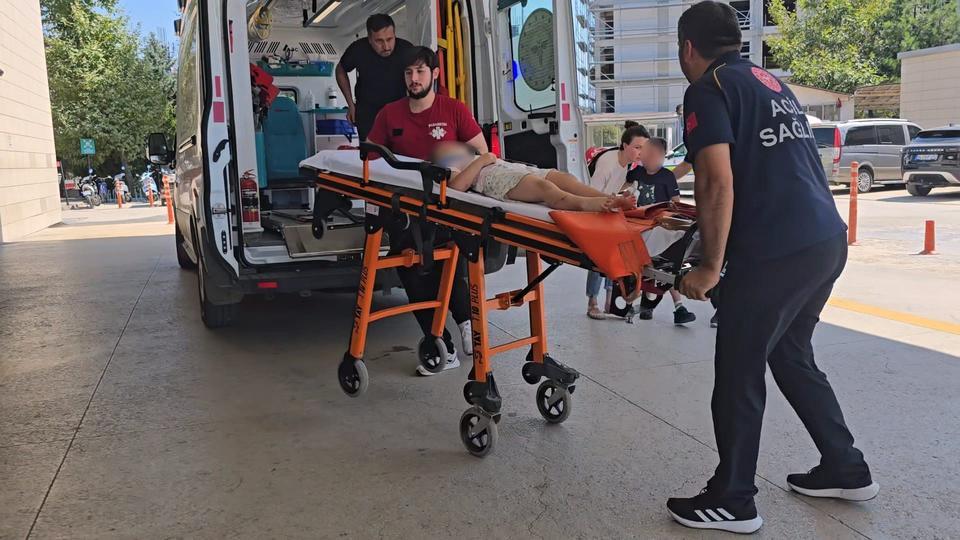 Otomobil motosikletle çarpıştı: 2'si çocuk 3 yaralı