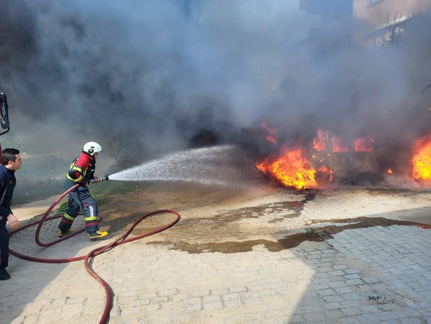 NAZİLLİ'DE FECİ YANGIN: İKİ OTOMOBİL SANİYELER İÇERİSİNDE KÜL OLDU