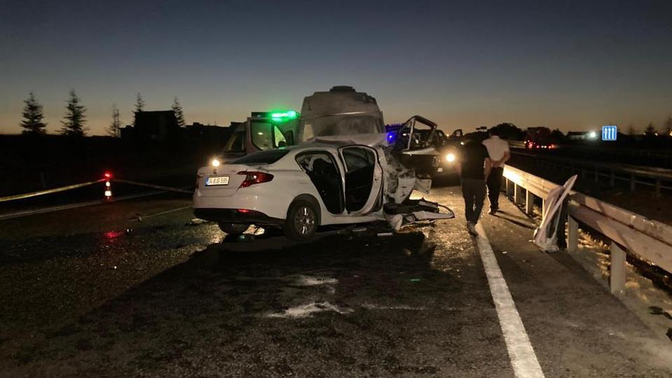 Ters yöne giren araç minibüs ile kafa kafaya çarpıştı: 1 ölü