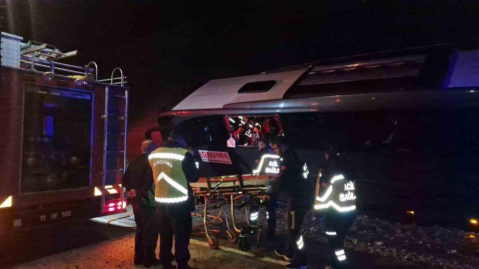 ADANA’DA DÜZENLENEN PORTAKAL ÇİÇEĞİ KARNAVALI’NA KATILDIKTAN SONRA SAMSUN’A DÖNEN VATANDAŞLARI SAMSUN’A TAŞIYAN VATANDAŞLARI TAŞIYAN OTOBÜSÜN, ÇORUM’DA ŞARAMPOLE DEVRİLMESİ NETİCESİNDE MEYDANA GELEN KAZADA 15 KİŞİ YARALANDI. (İBRAHİM GÜNDUGAN - MEHMET CAN KÖR/ÇORUM-İHA)