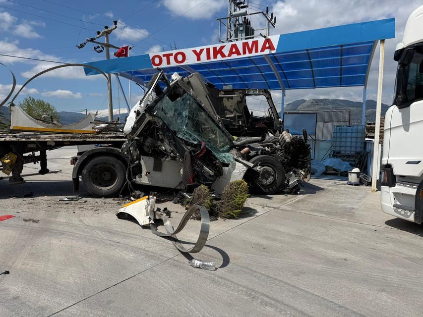 Tır, kamyona arkadan çarptı: 1 yaralı