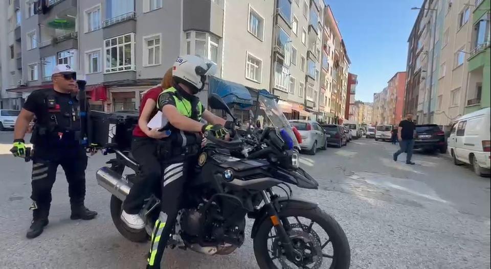 Kimliğini evde unutan öğrenciyi polis sınava yetiştirdi