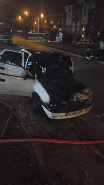 Otomobil alevlere teslim oldu