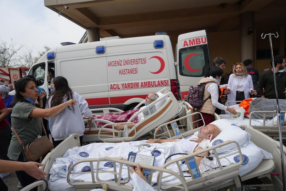 AÜ TIP FAKÜLTESİ HASTANESİNDE KORKUTAN YANGIN: HASTALAR TAHLİYE EDİLDİ, CAN KAYBI YOK REKTÖR PROF. DR. ÖZLENEN ÖZKAN: "İÇERİDE HASTA YA DA PERSONEL KALMADI, TAHLİYE TAMAMLANDI"