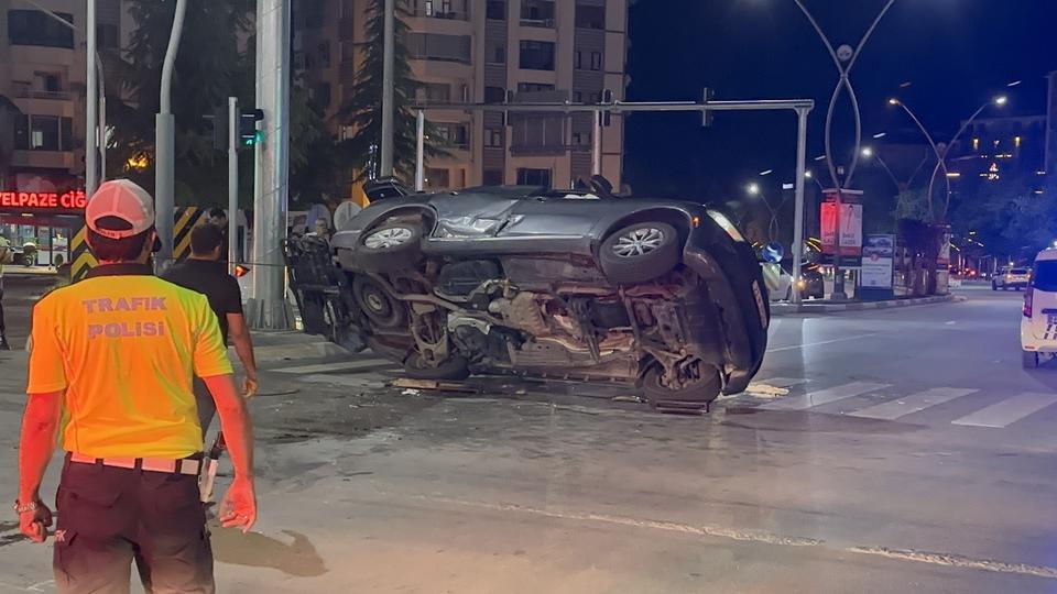 ELAZIĞ'DA OTOMOBİLLE ÇARPIŞAN  ARAÇ YAN YATTI: 11 YARALI