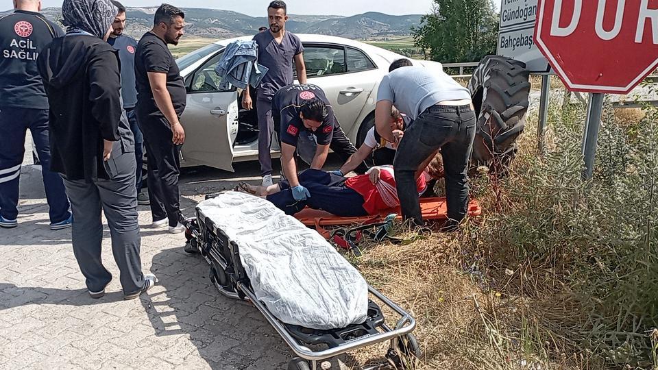 İki otomobil kafa kafaya çarpıştı: 2 yaralı