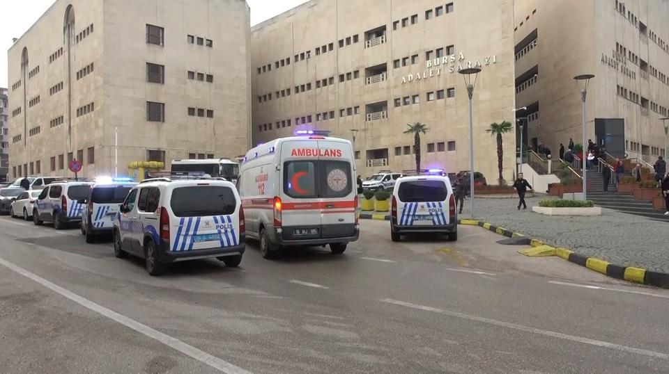BURSA ADLİYESİ'NDE SİLAHLI SALDIRI İLK BİLGİLERE GÖRE ARALARINDA RESMİ GÖREVLİNİN DE BULUNDUĞU 2 KİŞİ HAYATINI KAYBETTİ, 2 KİŞİ YARALANDI