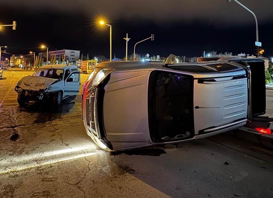 İki kamyonet çarpıştı: 2 yaralı