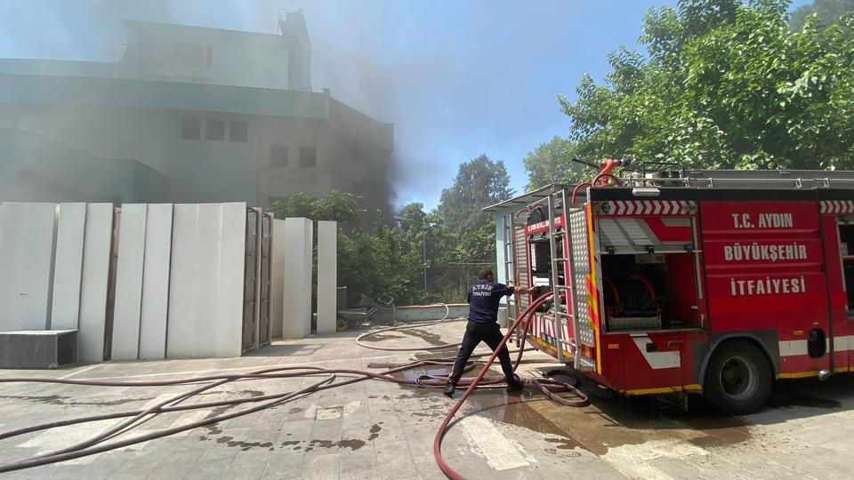 KENTİN GÖBEĞİNDEN YÜKSELEN KARA DUMANLAR PANİKLETTİ ÇALIŞMALAR SIRASINDA ÇIKAN KIVILCIMLAR YANGINA NEDEN OLDU