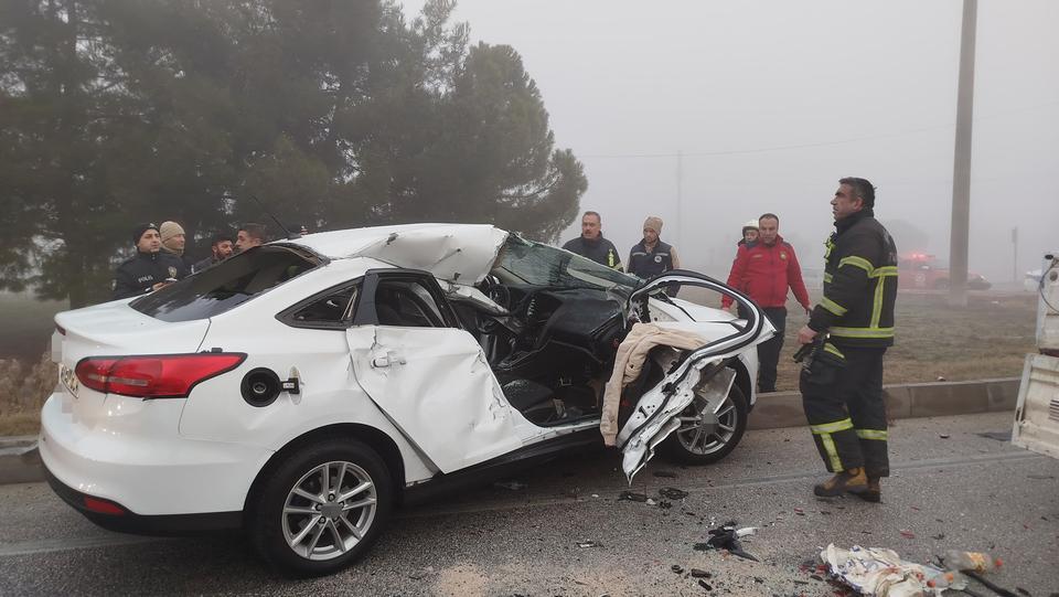 BURDUR'DA YOĞUN SİSTE ZİNCİRLEME KAZA: 1'İ AĞIR 2 YARALI OTOMOBİLDE SIKIŞAN SÜRÜCÜ EKİPLER TARAFINDAN ÇIKARTILABİLDİ