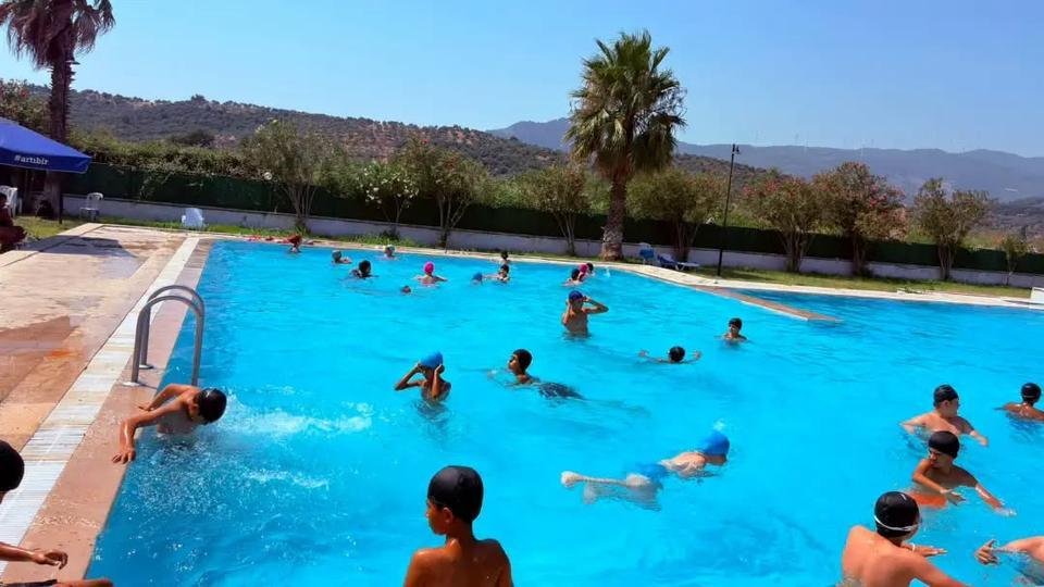 Aydın sıcaktan kavrulurken onlar havuzun keyfini çıkarıyor