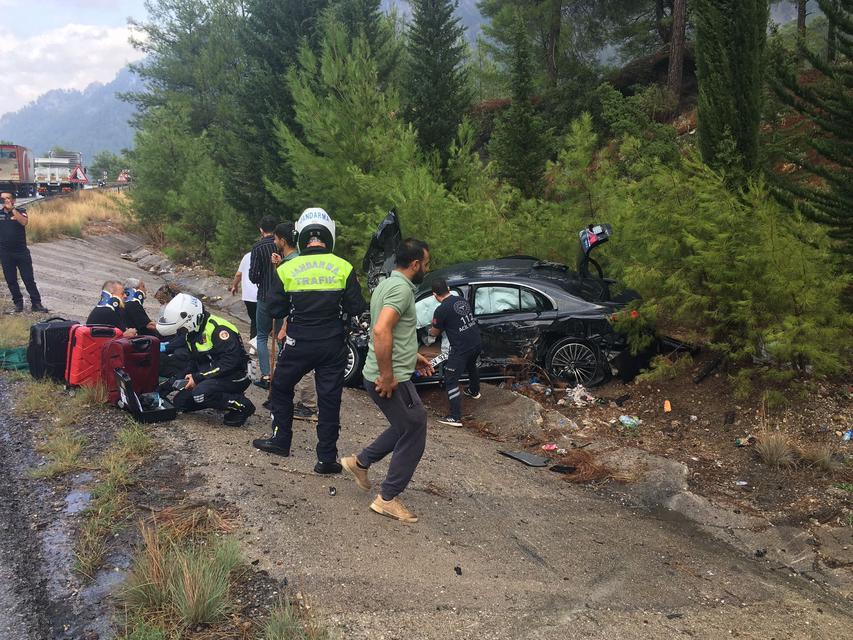 ISPARTA-ANTALYA KARA YOLUNDA OTOMOBİL KAMYONLA ÇARPIŞTI: 1'İ AĞIR 3 YARALI